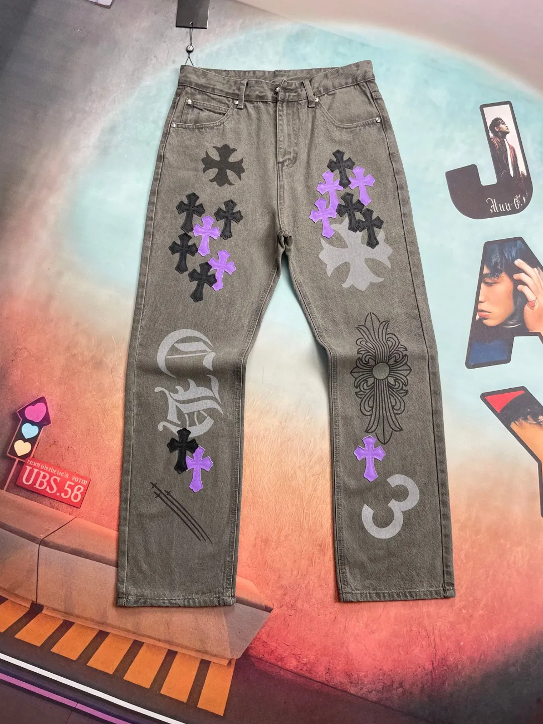 🅿️280 🔘Style number-KL136 🔘Chrome Hearts𝐂𝐡𝐫𝐨𝐦𝐞 𝐇𝐞𝐚𝐫𝐭 24SS official website limited gray and purple cow spray-painted graffiti patchwork leather jeans* Chrome Hearts Online limited edition pants Chrome Hearts Online limited edition black and purple jeans are coming! Black and purple cross leather, mysterious and noble. Limited graffiti spray painting, full of personality and non-contrasting. The straight, loose fit flatters your legs and is super comfortable. The trendy and cool style is popular, and it is available in limited quantities. Don’t be slow to order, so hurry up and place your order to embrace exclusive fashion.  Size: M L XL XXL (30.32.34.36) Color: Dark Gray